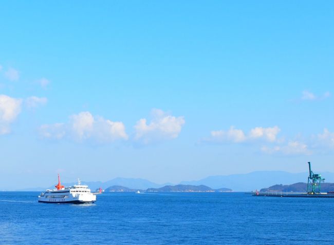 穏やかな日差しが降り注ぐ、とある冬の一日、島の空気、時間を探しに海を渡りました。<br />島特有の何かを求めて。<br />船名はオリーブライン、爽やか名前から、オリーブが鈴なりに実をつける小豆島のなだらかな丘の風景が思い浮かんできます。<br />高速船もある中で、あえて「ゆっくり」のフェリーを選ぶ贅沢は、甲板に出て海原を見るとその実感が湧いてきます。<br />高松港から、島の人々、車、島に必要な物資を包み込んだ白い船体が、空と同じ色の広い海原へ静かに滑り出しました。<br /><br />