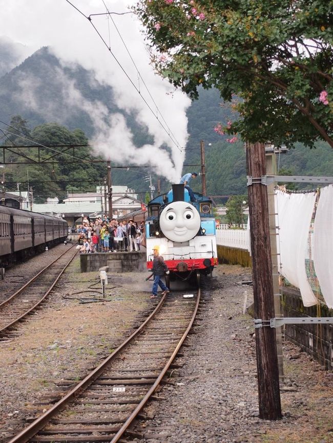 トーマスに乗りたい!という4歳の息子と,大井川鐵道のトーマスに乗ってきました。<br />ついでに絶景本に載っていた奥大井湖上駅も見たい,寸又峡温泉と夢の吊り橋も,トーマスが走っている所も外から見たい…と見たい所はたくさん。<br />大井川鐵道は本数が少ないのでプランニングが難しかった。マイカーなら便利そうです。<br /><br /><br />1日目:大阪から静岡へ →走っているトーマスを見る! →奥大井湖上駅を対岸から見て駅まで歩く →アプトラインに乗る →寸又峡温泉宿泊<br /><br />2日目:夢の吊り橋 →千頭駅トーマス会場 →トーマスに乗る! →静岡から大阪へ