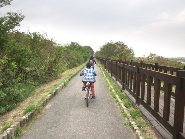 一人旅で台湾を訪れたのが今年の６月。<br />旅行記で「また訪れることになりそう」という予感を書いたとおり、今度は家族で再訪しました。<br /><br />今回の行き先は台南。台湾の京都ともいうべき古い町並みや寺院が数多くあり、台湾一美味しいと言われる小吃のメッカ。<br />元旦に、関空からピーチで元日出発しました。<br /><br />今回の宿は、「老古石渡」という部屋貸しスタイルの民宿。トリップ○ドバイザーなどではあまりランクが高くなく、日本語の口コミもほとんどなかったのですが、写真からピンとくるものがあり、facebook経由で申し込んでみました。<br /><br />これが大当たりで、古い下町の空き部屋をリノベして貸してくれる感じで、まるでお家に泊まっているかのような快適さ。<br />ふらふら通りへ歩き出て、ちょっと小吃をつまみ、そして気が向いたときに部屋に戻る。<br />一度こういうスタイルで泊まってみたかったので、いい経験ができました。