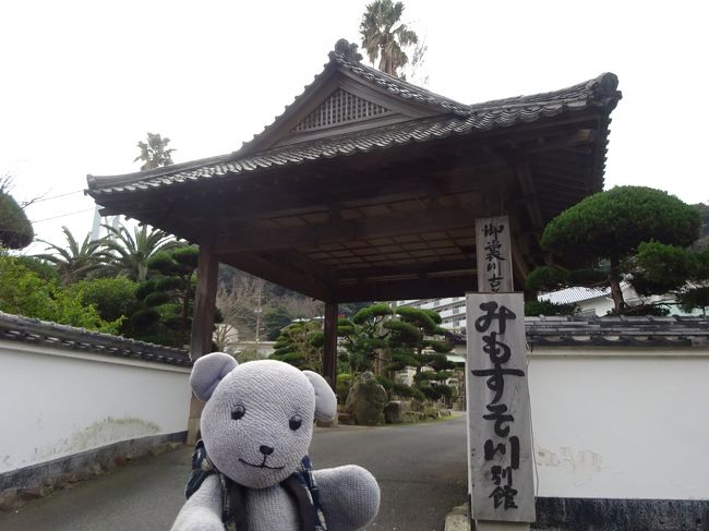 今年(平成27年度)、全国各地で格安旅行券が発行されました。<br />いわゆる、地方創生ってやつの一環だったようです。<br />恩恵に預かって夏に高知旅行をしましたが、実は山口県で発行した「やまぐち幕末ISHIN旅行券」も首尾よく第1期発売の時にゲットしていました。(2期以降は瞬殺だったらしいけれど、第1期は当日夜でも購入できたのでした)<br />http://www.bakumatsu-ishin2015.jp/<br /><br />色々使い方を考えた結果、いつもの年末旅行時期は使用除外日だったもので、一部は買えなかった同僚の知り合いの県外のお客様にお譲りし(当然原価はいただく)、残りは双方の両親にプレゼント。<br /><br />ですが、旦那のご両親分が「期限までに使えそうにないから」と返却となりました。<br />利用期限の2月末までに旅行するなら1月の連休くらいしかない、ということで、旦那の希望「フグ食べたい」を最優先に宿探しした結果、下関市のフグで有名な老舗旅館、みもすそ川別館の空きを発見。<br />フグづくしプランでの宿泊となりました。<br /><br />事前リサーチしてたら、お宿の喫茶店がいい感じだったもので、早めに行って喫茶堪能。<br />初っ端からいい感じとなりました。