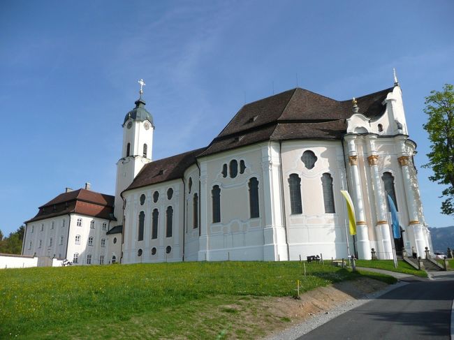 5月 6日（木）、快晴<br />ドイツ、オーストリアの旅 #6 - 南ドイツ・ドライブ、ヴィース巡礼教会です。ノイシュヴァンシュタイン城を経由して、本日の目的地の一つ、ヴィース教会を初めて訪れました。「ヴィース教会」とは「草原の教会」という意味だそうです。<br /><br />写真は、世界遺産「ヴィース巡礼教会」です。アルプス山麓の草原に建つ奇跡の教会とも言われています。<br /><br />ヴィース教会・公式ホームページ　http://www.wieskirche.de/eframset.htm<br />ヴィースの巡礼教会<br />http://www.germany.travel/jp/towns-cities-culture/unesco-world-heritage/wieskirche-pilgrimage-church.html<br /><br />以下、ドイツ・オーストリアの旅の日程です。この年、2011年は、東日本大震災、その後の福島第一原発事故が起こった年でしたが、震災前に全日程が予約されていたので、そのまま決行しました。<br /><br />□ 5月 2日（月）成田 12:30 →（まさかの仁川経由）→ミュンヘン経由→フランクフルト 19:55<br />□ 5月 3日（火）フランクフルト　http://4travel.jp/travelogue/10960674<br />フランクフルト 15:58 →ハンブルグ 19:35<br />□ 5月 4日（水）ハンブルグ→リューネブルク→ハンブルグ　<br />http://4travel.jp/travelogue/11086175<br />□ 5月 5日（木）ハンブルグ→ブレーメン→ハンブルク→ミュンヘン　<br />http://4travel.jp/travelogue/11088003<br />■ 5月 6日（金）ミュンヘン→【南ドイツ・ドライブ】リンダーホーフ城　<br />http://4travel.jp/travelogue/11093193<br />→世界遺産 ヴィース巡礼教会<br />□ 5月 7日（土）ミュンヘン→ザルツブルグ<br />□ 5月 8日（日）ザルツブルグ→【ザルツカンマングート・ドライブ】ハルシュタット<br />□ 5月 9日（月）ザルツブルグ→フランクフルト<br />□ 5月10日（火）フランクフルト 13:40→成田<br />□ 5月11日（水）成田着 7:40