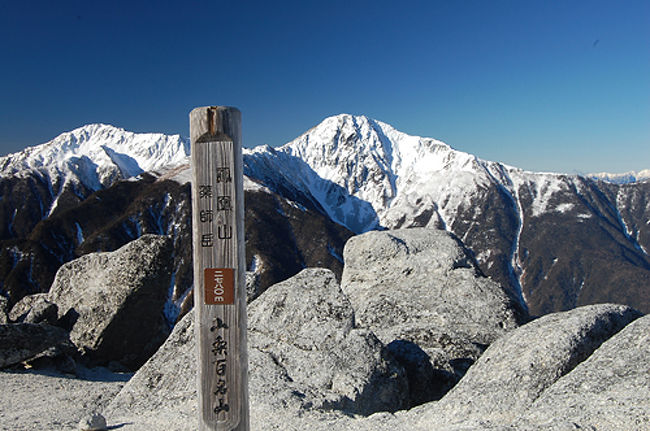 いよいよ新しい年がスタートしました。当初は八ヶ岳を計画していましたが雪があまりにもなさそうということで急遽南ア鳳凰三山に計画を変更しました。<br /><br />夜叉神からの鳳凰三山は2009年の夏に登ってから実に7年ぶり。あの時は三山の稜線でガスに阻まれオベリスクの登った、鳳凰小屋のトイレがきつかった、タカネビランジが美しかった、虫がすごかったことくらいしか印象に残ってなかったが、今回は改めて鳳凰三山の素晴らしさを体感した。南ア日本最長の3,000mの稜線（北岳〜間ノ岳〜農鳥岳）の白銀の姿はまさに絶景！<br />この時期にしては異常な苺平までほぼ雪がないためラッセルなし、とても歩き易いのが幸いした。<br /><br />ルート<br />1日目　6時間20分（休憩1時間）<br />夜叉神峠登山口09:15〜10:30夜叉神峠〜12:40杖立峠〜15:00苺平〜辻山〜15:35南御室小屋テント泊<br /><br />2日目　9時間20分（休憩2時間）<br />南御室小屋06:15〜07:45砂払岳〜薬師岳小屋〜8:10鳳凰山三山（薬師岳）〜8:35鳳凰三山（観音岳）〜9:20薬師岳小屋〜10:00南御室小屋10:30〜11:20苺平〜13:10杖立峠14:40夜叉神峠〜15:30夜叉神峠登山口