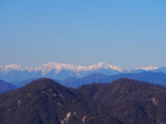 年末年始は少しは家事もあり子供や孫が来ていて、親戚回りもあってお正月登山が出来ませんでした。<br />のんびり過ごした3週間ぶりの登山は、いつもの丹沢搭ノ岳に決定！<br />正月太り解消登山（還暦祝いのケーキ食べ過ぎ）＆運動不足解消でした。<br />久々なので丹沢山は行けるのしょうか？でしたが、友達が行けるよーと言ってくれたので♪<br />やっぱりこれ位歩きたいです。歩けて良かった。筋肉痛も無かったし♪<br /><br />富士山はどこからでも見れるよ！と言われたけれど、今回の丹沢は過去最高の眺望でした。<br />去年11月から少し凝っていた愛鷹連峰の山並み・南アルプスや八ヶ岳連峰・鳳凰山や甲斐駒まで見れて、今年登る山への意欲が湧いてきました。<br />どんな山でも甘く見ないで、怪我には十分注意して安全登山を目指したいです。<br /><br />皆さん、今年もどうぞよろしくお願いいたします。