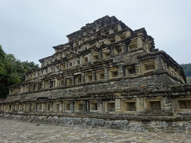 メキシコの旅も後半に入ってきましたが、これからは遺跡が多くなります。<br />古の古代人に思いを馳せながら巡ることにします。<br /><br />メキシコの旅の日程(☆が本日)<br />1. 1月21日 関空〜グアダラハラ<br />2. 1月22日 グアダラハラ<br />3. 1月23日 テキーラ村<br />4. 1月24日 グアダラハラ→サカテカス(バス移動)<br />5. 1月25日 サカテカスの歴史地区<br />6. 1月26日 サカテカス→グアナファト<br />7. 1月27日 グアナファトの歴史地区<br />8. 1月28日 サンミゲル・デ・アジェンデの歴史地区<br />9. 1月29日 ケレタロの歴史地区<br />10.1月30日 シエラ・ゴルダのフランシスコ会ミッション<br />11.1月31日 モレリアの歴史地区<br />12.2月 1日 モナルカ蝶<br />13.2月 2日 シタクアロ<br />14.2月 3日 シタクアロ→メキシコシティ<br />15.2月 4日 メキシコシティその2(〜テオティワカン)<br />16.2月 5日 メキシコシティその3<br />17.2月 6日 メキシコシティその4<br />18.2月 7日 メキシコシティその5<br />19.2月 8日 メキシコシティ→パパントラ<br />☆20.2月 9日 エル・タヒンの古代都市<br /><br />参考:地球の歩き方<br /> 世界遺産アカデミー
