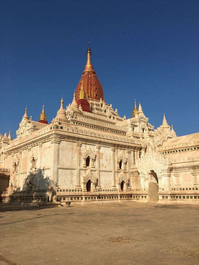 2015年最後の海外旅行はミャンマーに行って来ました。<br />今回の目的は世界三大仏教遺跡の一つであるバガンへの訪問。<br />これでボロブドゥール、アンコールと合わせて、世界三大仏教遺跡制覇となります。<br />合わせてASEANもこれで9か国目となり、後はフィリピンを残すのみ。<br /><br />二日目はヤンゴンからいよいよバガンへ移動です。<br />午前中に着いてオールドバガンのホテルにチェックインした後、暑くても自転車なら何とか回れそうな距離にあるオールドバガンにある遺跡を周ってみましたが、少し回っただけでここは本当に苦労して来る価値のある場所だと実感したバガン一日目の様子をご覧下さい。<br /><br />itinerary<br />12/18　0日目　羽田<br />12/19　1日目　羽田→バンコク→ヤンゴン　ヤンゴン泊<br />12/20　2日目　ヤンゴン→バガン　バガン泊<br />12/21　3日目　終日バガン　　バガン泊<br />12/22　4日目　バガン→ヤンゴン　ヤンゴン泊<br />12/23　5日目　ヤンゴン→バンコク→羽田<br />