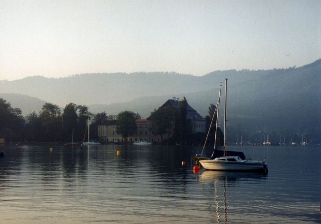 オーストリアで出張で綺麗な湖の畔にあるホテルに泊まり、<br />朝、湖の畔を散歩しました。世界一美しい湖で〜すね！！