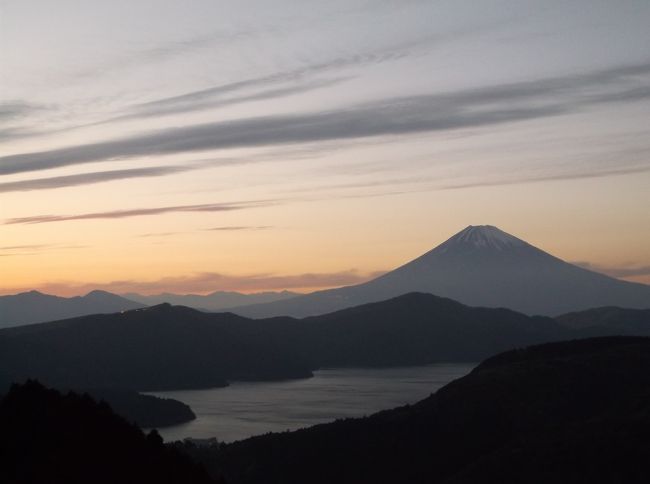 夕焼けを見に大観山へ行って来ました。<br /><br />撮りたい夕焼けは、富士山をバックに空が真っ赤になるような風景を<br />撮りたいのが希望です。そんな機会は、ないのでしょうか･････<br />この日は雲が何層も重なって見える日でした。<br />