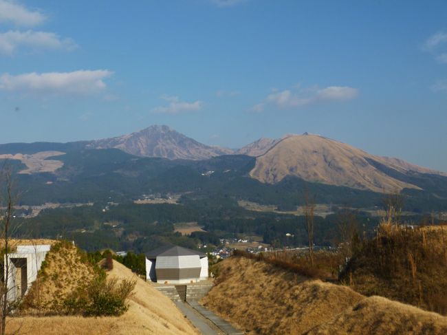 いつも「温泉に行きたい」を連発している夫。<br />珍しく、夫婦揃って、<br />連休に予定が入っていないことがわかり、<br />急遽温泉宿を探しました。<br /><br />あっ、ありましたよ〜！<br />直前だったにも関わらず、<br />高速で２時間程で行ける<br />南阿蘇の温泉宿が空いていました。<br /><br />当日、自宅を出て２０分程した時、<br />夫の携帯の呼び出し音が・・・<br />イヤ〜な予感・・・<br />あ〜あ、やっぱり職場からの呼び出しです。<br /><br />一旦戻って仕事をして、<br />再び出発したのは、予定よりも２時間後。<br />しかも翌日も、<br />昼過ぎには戻らなくてはいけないとのこと。<br /><br />今年最初の「おでかけ」も、<br />結局お宿を往復しただけ。<br />でも、お天気にも恵まれ、<br />阿蘇の雄大な姿を見て、<br />ちょっとだけ息抜きができました。