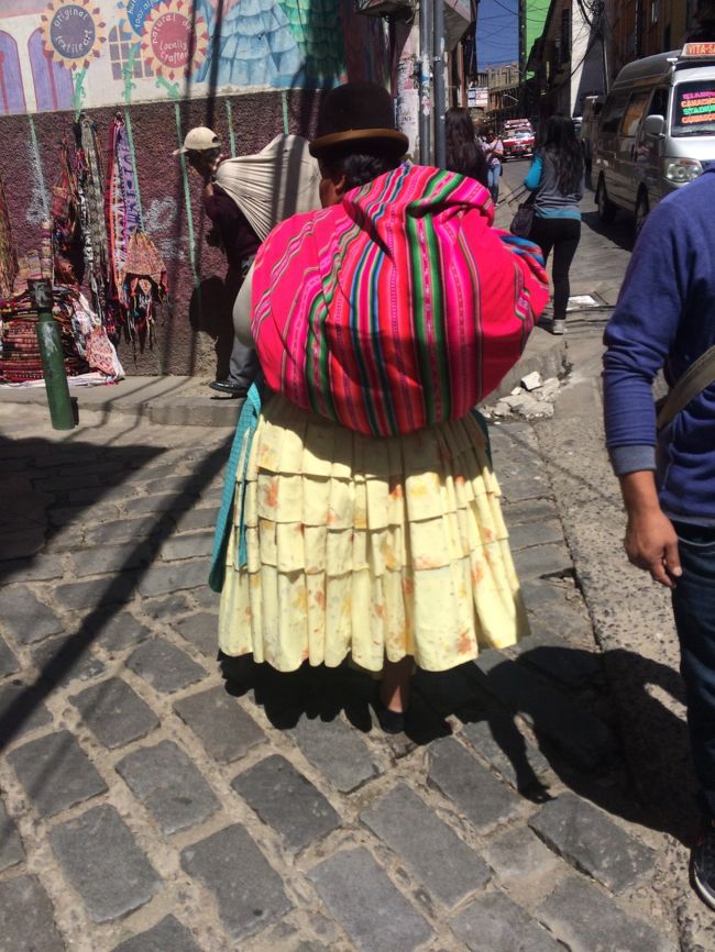 ペルーのプーノからボリビアのラパスまで移動し街を観光しました