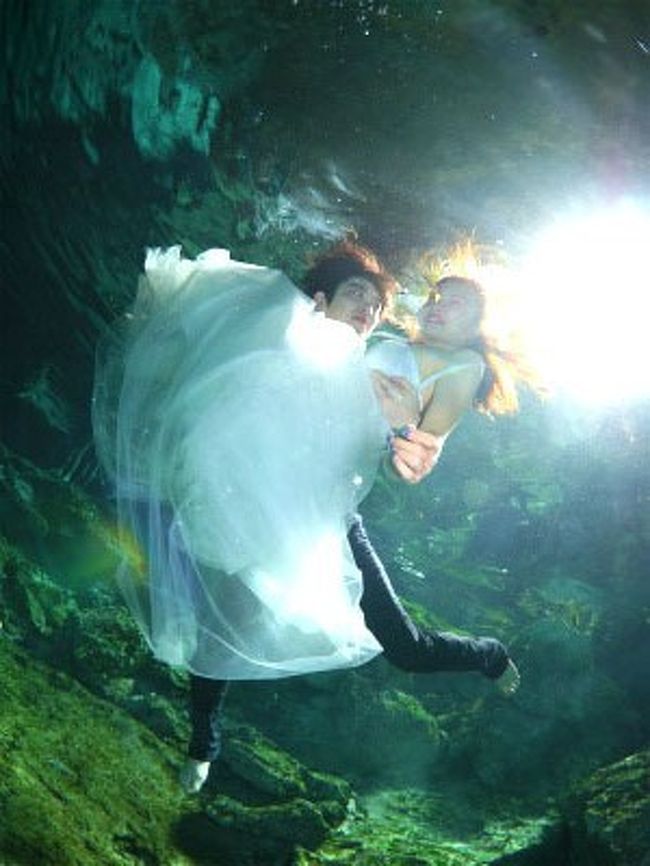 世界でも珍しい水中洞窟「セノーテ」でのフォトセッション！<br /><br />ドレスを着て、神秘的な水中での撮影は<br />とても素敵でした〜。<br /><br />陸では撮れない、幻想的な写真がたくさんでしたよ！！