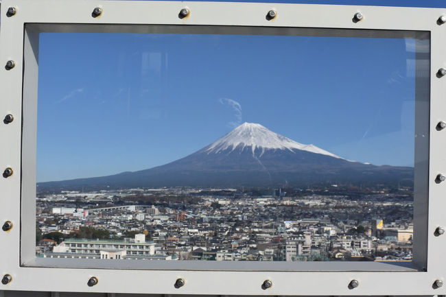 綺麗な雪の積もった富士山を富士市役所屋上のMierula（ミエルラ)で見て来ました。<br /><br />※一部画像ソフトを使用しています。<br /><br />★富士市役所のHPです。<br />http://www.city.fuji.shizuoka.jp/
