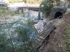 天井部から入る廃線跡トンネルと復元鉄道