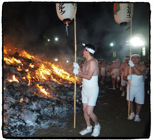 ２年前、初めて大崎八幡宮のどんと祭に行き、昨年も行こうと思っていたら、その日の午後になって急に体調が悪くなり、行けなかった。<br /><br />つい数日前まで、冬にしては暖かい日々が続き、これならどんと祭を見に行くのも楽だな〜ぁ（なんて言ったら、裸参りの人たちに悪いですよね・・・）と思っていた。<br /><br />ところが数日前から・・・いつもながらの寒い冬の気温になってしまい・・・ややガッカリしたものの・・・火を焚いているのであまり寒くないイベントだし、裸参りの人たちのことを考えれば、寒いなんて言ってられないよね・・・と、燃納する古神札や門松もないのに・・・撮影するためだけに出かけてみた。<br /><br />２０１４年大崎八幡宮のどんと祭の旅行記<br />http://4travel.jp/travelogue/10850172<br /><br />大崎八幡宮<br />http://www.oosaki-hachiman.or.jp/index.html