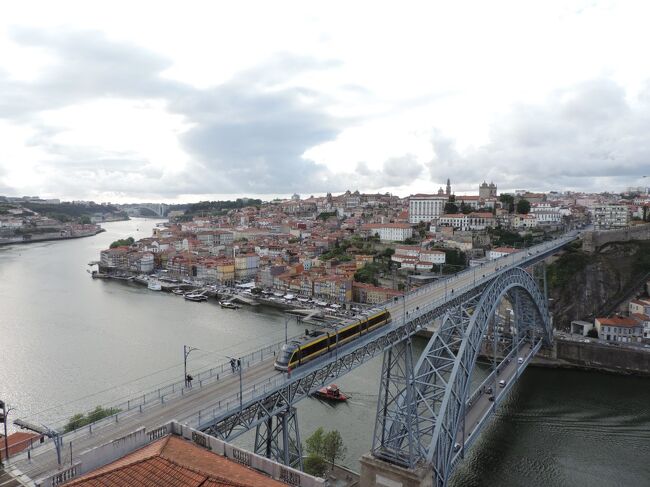 ポルトガル北西部、リスボンに次ぐポルトガル第2の都市であるポルトを訪れました。ローマ帝国時代の港町を起源とし、ポルトガルの国名の由来となっている歴史的な街です。<br />★数々の聖堂や宮殿を含む世界遺産の旧市街を散策。<br />★宮殿を改装したポザーダに泊まりサウダージにひたる。<br /><br />[いただいた郷土料理/ご当地グルメ]<br />◎ポートワイン