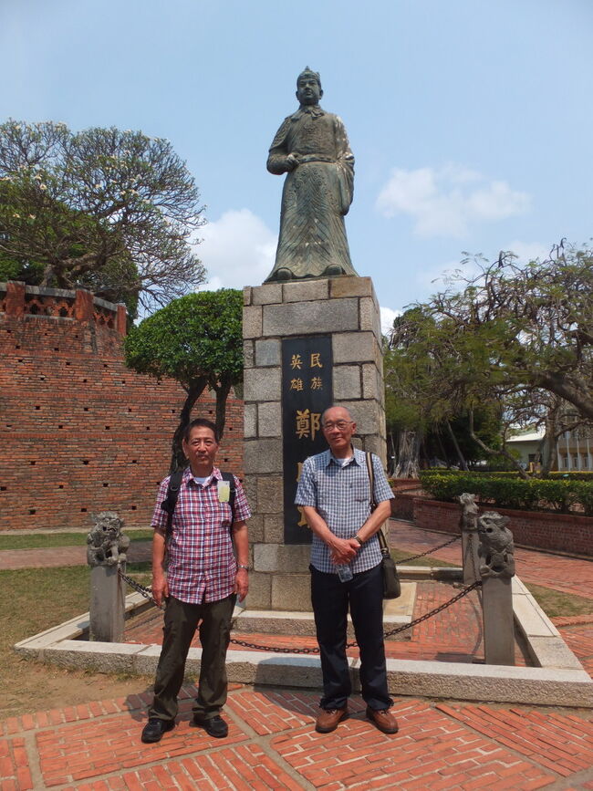 台南・高雄観光 with 友人夫婦 (2015/04/20-04/21)<br /><br />中学・高校の友人夫妻が高雄に遊びに来たので、妻と一緒に台南・高雄を観光しました。もう、お互い年寄りなのでゆったり観光でした。<br /><br />【2015/04/20 台南観光:安平古堡・赤嵌楼・効忠街・延平街】<br /><br />今回は台鉄に乗り、車窓の風景を楽しみながらのんびり旅行です。安平古堡・赤嵌楼・効忠街・延平街らを観光しました。度小月擔仔麺、名店「陳家蚵捲」の蝦捲・蚵仔捲で食事をしました。<br /><br />【2015/04/20 高雄観光:七美望安で海鮮料理、夜の愛河】<br /><br />台南観光の帰りね七美望安で海鮮料理。友人夫婦からもこれは美味しいと言ってもらって嬉しい。<br /><br />【2015/04/21 高雄観光:三鳳中街・劉家酸白菜火鍋・左営蓮池潭・鳳山縣舊城・お茶屋さん・小暫渡の名物:米糕】<br /><br />三鳳中街で買い物、昼食は劉家酸白菜火鍋、左営蓮池潭、高雄孔子廟を散策、鳳山縣舊城散策、お茶屋さんで買い物、小暫渡の名物:米糕で食事。
