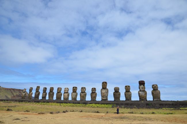 日本から直線で約１３０００ｋｍ、チリ本土から約３７００ｋｍにある絶海の孤島、モアイのいるイースター島へ行って来ました！小さいころからこの地を訪れたいと思っていた夢がかないました。<br />イースター島は、モアイだけでなく美しい海や景色、岩や洞窟に彫られたペトログリフ、ゆったりとした村の雰囲気など見どころがたくさんありました。<br />正直、2泊3日ではまったく足りませんでした。<br />非常に遠くて疲れましたが、一人旅でいろいろゆっくり見ることができ、いやされました。<br />