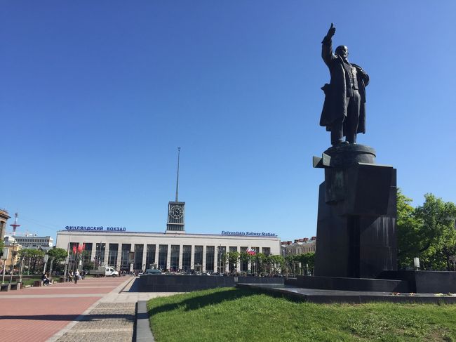 とにかく広大で、キリル文字に苦労したロシア。 でも、見どころたくさんで、人も世話好きで、楽しかったロシア。 そんなロシアとも今日でお別れ! サンクトペテルブルクから、高速列車アレグロでフィンランドのヘルシンキへ向かいます。切符もネットで買ってあるし、あとは駅に行って乗るだけ〜、な、ハズが!! たぶんこの旅でいちばん焦って、いちばん走るはめになりました・・・。 なので、写真撮ってる余裕なし! 圧倒的に写真が少ないです(笑) ヘルシンキ行きの列車アレグロが出発するのは、サンクトペテルブルクのフィンリャンスキ・ヴァグザール、いわゆるフィンランド駅。数日前に降りたったモスコフスキ駅からはメトロで2駅で、エルミタージュの後ろの運河を渡った先にあります。 サンクトペテルブルクのメトロはモスクワと違ってローマ字表記があり、乗りやすいけど、とにかき地下深くて移動に時間がかかるもの。そこらへんは織り込み済みなので、早めにフィンランド駅へ到着。ここまでは順調。 けど、アレグロの出発まではまだ45分くらいあり、ちょっと様子を見てみたものの、駅構内は椅子もないみたいなので駅前の広場を散策。今朝も良い天気っす♪(´ε` ) ちょうど10時になって、広場の噴水があがりはじめ、いい雰囲気。出発は10:25なので、ちょっと写真を撮っていざフィンランド駅構内へ。 …ものすごい混雑。土曜の午前中だよ(´Д` ) 券売所がどこも長蛇の列になってて人でごった返し、通り抜けるのも大変そう。そこでふと、何か手元が軽いことに気づきましたよワタクシ。 列車の中でお昼に食べようと思ってた、リンゴとサンドイッチ入れてた袋がない(´Д` ) 広場のベンチに忘れてきたっぽい。まぁ大事な物じゃないから諦めていいんだけど、あと20分くらいあるしと思って取りに戻ることに。駅前広場とはいうものの、車の往来が多い道の向こうなので当然信号が。こういう時ってちょっとイラっとするが、まぁ自分が忘れたわけだしね。バックパック背負ったままダッシュで行くと、まだ残ってた。無事回収して、また信号待ちにイラっとしつつも再度フィンランド駅構内へ。急いでる時の1〜2分て物凄く長く感じるものです。 ごった返す人の波をかき分けて、電光掲示板でアレグロのホームを確認して to Trains の表示に従って奥へ。 あれ? 自動改札がある? 私が持ってるのはウェブサイトで購入したeチケットだから、自動改札は通れない。係員のおじさんに聞いてみると、くるっと改札に背を向けさせられ、あっち行って右、みたいなことをロシア語で言われた。うん? 電光掲示板にアレグロの表示あるのにここじゃないの? 時間はすでに10分前を切ってるし、取り敢えず再び人混みをかきわけて、言われた方向へ。右の方にはインフォメーションがあるけど、これまた列を成してて訊く時間はない。あとはNo entry と書かれた通路のみ。 迷ってる時間はないので、入口のセキュリティを監視してるおまわりさんに突撃。みんな訊くんでしょーね、即座に英語で答えが返ってきましたよ(´Д` ) 外出て右のなんちゃらストリート、とな。なに、アレグロってフィンランド駅発着じゃないわけ( ;´Д`) どゆことー(つД`)ノ なんちゃらストリートがどれなのか知らないけど(書いてあってもキリル文字じゃ読めない・・・。後で調べたところボトキンスカヤ通り)、とにかく外へ出て右にある通りをダッシュ。なんの表示もない。うーん、閑散として誰もいないよ(´Д` ) ほんとにこっち? かなり不安なので、タバコ休憩に出てきた駅員さんらしきひとに再突撃。このまま真っ直ぐ、とのこと。うーん、人が居なさすぎて不安は消えないが、行くしかない5分前。ほんとになんの表示もない。 ふと、右の壁に通用口か?と思ってしまいそうなドアが。ガラス扉に赤い帯、さして大きくもなくInternational って書いてある。中を覗くと、壁にアレグロの写真。ここかー(つД`)ノ なんて分かりづらい…。入口は全然別だけど、いちおうフィンランド駅の奥のほうにはあるからフィンランド駅発着、ってことなんだろうけど、表示なさすぎ。メインのほうから通り抜けもできないし、最後までトラップ仕掛けられてるおそロシア(つД`)ノ しかも国際列車でみんな荷物あるだろうに、ドア入るといきなり階段。造りが優しくない(´Д` ) アレグロ側の構内は小さくて、階段あがるとすぐに改札。10キロある荷物背負ってダッシュしてきたから、息も上がってはーはー言いながら受付。eチケットとパスポートを見せるんだけど、係員さんはマイペース。奥には停車中のアレグロ。出発までもうあと何分か見てる余裕もないけど、焦る。全席指定、リファウンドがきかないセイバータイプのチケット。これで乗り逃したら買い直しか…。最悪の事態も想定(´Д` ) ようやく改札抜けて、次は荷物検査。うぅ、ホームには誰もいないし、やっぱり焦る(つД`)ノ ロシアの鉄道みたいに車掌さんが車両の入口で乗客をチェックすることもないし、マジで行かれてしまうかも( ;´Д`) でもアレグロは目の前、車掌チェックが無いって事は、取り敢えず乗ってしまえばこっちのもの。荷物検査も引っかからなかったし、再び走れ、わたし(つД`)ノ サンクトペテルブルク、気温13度なくせに、午前中から汗だくです。たしかウラジオストクでシベ鉄乗る時もバックパック背負って走った記憶が(´Д` ) なんとか間に合いました。ほんとギリギリ。やっぱりロシアの鉄道は早めにいろいろ確認しとかなきゃマズイと実感。いや、もう出国だけどねσ(^_^;) ロシア出国審査・フィンランド入国審査は座席に座ったまま、係員がまわって来てくれるのでらくちん。空港の出国審査は厳しいらしいけど、列車の係官はそんなこともなく、ロシア良かった? また来てね、みたいな感じ。逆にフィンランドの係官はかなりガタイも良くて表情も厳しめ。まぁもちろんヘラヘラした入国審査官なんて信頼できないから、少し緊張するくらいがちょうどよいんですが。 さて、アレグロ車内はガラガラ、Wifi飛んでるし、電源もあるし、快適な列車の旅でございます。サプサンはあんなに混んでたのになぁ。 列車は国境はじめ、ヘルシンキ・ヴァンター空港近くの駅などに途中停車し、ヘルシンキ中央駅へ到着。 ・・・キリル文字じゃない! 英語が通じる! 些細なことで、なんだか感動してしまいました。