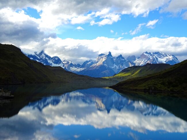 パタゴニアは，南米の南部にあるアルゼンチンとチリにまたがる地域です<br />パンパ（平原），荒野，山，フィヨルドと氷河，湖，多くの動植物…などなど，とにかく圧倒的なスケールの美しい大自然が広がっています<br /><br />湖上ホテルに泊まって，パイネ２日目（２０１６年元旦）はトレッキングへ<br />天気も良く，もちろん大自然は美しく，素晴らしい１年の幕開けとなりました<br /><br />あ，トレッキングといっても，散歩に毛が生えた程度のものですが…<br /><br /><br />【行程】<br />◇１ 成田発22:20（カタール航空807便）<br />◇２ ドーハ着4:45/発7:55（カタール航空773便）→ブエノスアイレス着20:45 ［ブエノスアイレス2泊］<br />◇３ カミニートなどブエノスアイレス見物<br />◇４ ブエノスアイレス発10:00（アルゼンチン航空1870便）→エル・カラファテ着13:20 アルゼンチン側から国境を超えてチリへ入国［パイネ国立公園2泊］<br />《※今回の旅行記は，５》<br />◆５ パイネ国立公園トレッキング<br />◇６ パイネ国立公園→再度国境を超えてエル・カラファテ［エル・カラファテ2泊］<br />◇７ ロス・グラシアレス国立公園ペリト・モレノ氷河<br />◇８ 再度ペリト・モレノ氷河～エル・カラファテ発15:15（アルゼンチン航空1821便）→ブエノスアイレス着18:10/発23:20（カタール航空774便）→<br />◇９ ドーハ着22:50<br />◇10 ドーハ発1:15（カタール航空806便）→成田着16:55<br /><br /><br />【パタゴニア旅行記】<br />第１幕への前奏曲 http://4travel.jp/travelogue/作成中<br />第１幕 http://4travel.jp/travelogue/11094102<br />第２幕 http://4travel.jp/travelogue/11094923<br />第３幕 http://4travel.jp/travelogue/11095073<br />第４幕 http://4travel.jp/travelogue/作成中<br />番外編 http://4travel.jp/travelogue/作成中<br />