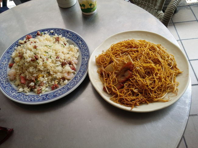 【高雄滞在記(毛氏小館・博義師焼肉飯・凹子底森林公園・香港發財燒臘・豫湘美食・鳳山縣舊城・豊熱排骨専売店・港都金口福小篭湯包・全省國際素食餐飲・緩食茶・真千味麺食館・香港路辺牛・多田冰舖・王義鶏肉飯・黄家牛肉麵・初日珈琲・さぼてん・悦品中餐庁) 2015/5/03-5/20 (3)】<br /><br />ビザの更新と健康保険証をもらう為に最低六ヶ月は居るつもりです。<br />夜、カラオケの仕事をしてると、遠出する時間が無くて、グルメ情報ばかりになってしまいます。<br /><br />[写真：香港發財燒臘の広州炒麺と炒飯]<br /><br />[2015/05/03] 毛沢東の故郷「湖南省」の料理「毛氏小館」 高雄：★★★★★<br /><br />[2015/05/03] 我が家のナポリタンスパゲッティー 高雄：<br /><br />[2015/05/04] 義母の作ったお汁粉 高雄：<br /><br />[2015/05/04] 博義師焼肉飯 高雄：★★★★★<br /><br />[2015/05/04] 夜の凹子底森林公園を散策 高雄：<br /><br />[2015/05/05] 再び、香港發財燒臘の広州炒麺を食べました 高雄：★★★★★<br /><br />[2015/05/05] 外省人の経営する「豫湘美食」 高雄：★★★★☆<br /><br />[2015/05/05] 鳳山縣舊城（東門）散策と綺麗な花 高雄：<br /><br />[2015/05/07] 豊熱排骨専売店の炒飯と排骨飯 高雄：★★★★★<br /><br />[2015/05/07] その後の我が家のベランダの草花 高雄：<br /><br />[2015/05/07] 我が家の夕食(焼き魚・雑穀米・味噌汁) 高雄：<br /><br />[2015/05/08] 港都金口福小篭湯包 高雄：★★★★☆<br /><br />[2015/05/08] 全省國際素食餐飲で母の日のお祝い 高雄：★★★★☆<br /><br />[2015/05/08] オランダ人・台湾人夫婦が来店 高雄：<br /><br />[2015/05/09] 緩食茶：日本の喫茶店のようなお店 高雄：★★★★☆<br /><br />[2015/05/10] 真千味麺食館の五目ソバ・五目焼きソバ 高雄：★★☆☆☆<br /><br />[2015/05/10] 香港發財燒臘の炒飯と広州炒麺 高雄：★★★★★<br /><br />[2015/05/11] 大腸猪血湯の沙米粉(焼きビーフン)と肉燥飯 高雄：★★★★☆<br /><br />[2015/05/11] 激安の香港料理店「香港路辺牛」高雄：★★★★☆<br /><br />[2015/05/11] 多田冰舖のマンゴーのかき氷 高雄：★★★★★<br /><br />[2015/05/13] 毛氏小館の炒飯 高雄：★★★★★<br /><br />[2015/05/15] 王義鶏肉飯の鶏肉飯 高雄：★★★★☆<br /><br />[2015/05/16] なんとか黄家牛肉麵の葱爆牛肉と牛腩湯にありつけました 高雄：★★★★★<br /><br />[2015/05/16] circles ice cream parlorのマンゴーソフトクリーム 高雄：★★★★☆<br /><br />[2015/05/17] 悦品中餐庁の飲茶 高雄：★★★★☆<br /><br />[2015/05/17] 今、Facebookで人気の「初めて・初日珈琲」の日本料理 高雄：★★★☆☆<br /><br />[2015/05/18] 漢神巨蛋購物広場の星巴克(Starbucks) でお茶 高雄：★★★★☆<br /><br />[2015/05/18] 漢神巨蛋購物広場の新宿とんかつさぼてん勝博殿でとんかつを堪能 高雄：★★★★★<br /><br />[2015/05/20] 再び、安くて美味しい 壽司壽司一番枝 高雄：★★★★★<br /><br /><br />