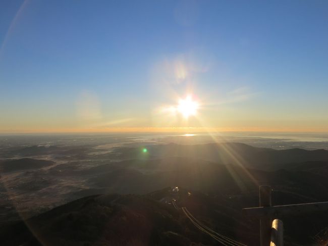 先日友人たちと筑波山に登ってきました。しかし１１月の３連休のせいか山頂付近は激混みでまさかの山頂に到達できず、という事態に・・・。その際の旅行記は下記リンクをご覧ください。<br />http://4travel.jp/travelogue/11085624<br /><br />これではあまりにも悔しいのでいつかリベンジを、と思っていました。そして冬休みに入った１２月２９日、夜明け前に出発して日が昇るころには山頂に立ってしまおうという計画でリベンジを図りました。目論見通り山中ではほとんど人に出くわすこともなく快適な登山、そして冬晴れかつ早朝という絶好のコンディション下、山頂では前回では拝めなかった絶景に出会えました！<br /><br />帰りはまっすぐ帰れば１０時前には家に帰宅できたんですが、せっかくここまで来たので周辺に何か見どころはないかとうろうろしていたら、案外いっぱい見どころがあったんです！<br /><br />前半は登山、後半は筑波の史跡めぐりと性格の異なる旅行記になりましたがご覧くださいませ。