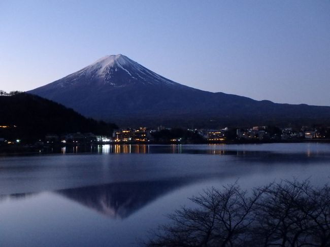 湖面に映る夜明けの逆さ富士。<br /><br />やっぱり富士山のヒーリングパワーはすごいですね。<br />肩こりも一気に治った気がします（笑）。<br /><br />KUKUNAはほんとにいい宿です。<br />大満足して、帰郷の途に就きました。<br />ぜひまた来たい場所の一つになりました。(^_^)