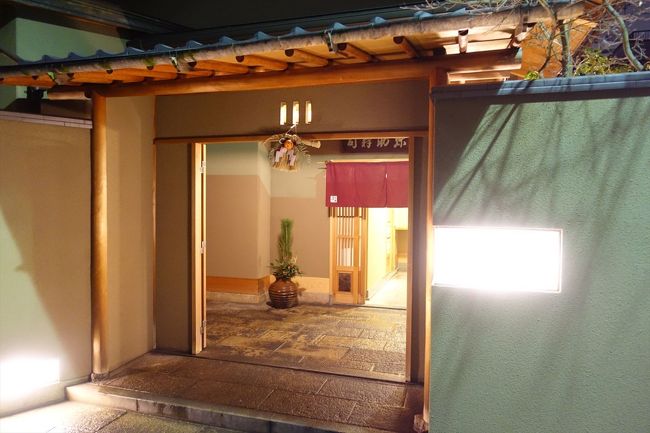 100年近く続く堺老舗の鮨。<br /><br />新年早々丁寧な鮨を満喫した。<br /><br />弥助大将の息子さんは北新地の巨匠「多田」で修行していたのも有名な話。<br />http://4travel.jp/travelogue/11067480<br /><br />堺は豊臣時代からあらゆる分野で脚光を浴びている街である。<br /><br />とうとう古墳群も世界遺産に登録になった。<br /><br />京都にこそ知名度で劣るが歴史的には大変古く素敵な魅力を持つ街のひとつ。<br /><br />フランシスコ・ザビエルが堺浜に降り立ち、千利休が茶を広め、与謝野晶子が詩をうたった。<br /><br />晶子いわく・・・<br /><br />「むねの清水あふれてつひに濁りけり君の罪の子我も罪の子」<br /><br />まさに今、「ゲス・ベッキー」に送るにふさわしい(笑)<br /><br />「くろ髪の千すじの髪のみだれ髪かつおもひみだれおもいみだるる」<br /><br />で締めくくろうか(笑)<br /><br />また、巨匠作家でもある山崎豊子氏(堺市西区浜寺)の故郷でもある。<br /><br />臨海工業地帯が開発されることがなければ堺は今の芦屋のような地域になっていたのだろう。<br /><br />「沈まぬ太陽、華麗なる堺」といった感じだろうか・・・