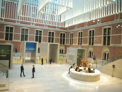 アムステルダムの「夜警」を訪ねて国立美術館へ。お定まりの絵画ばかりでなく、近代オランダの歴史を辿れる場所でした。