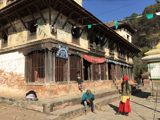 　「ヒマラヤの麓ネパールのゆったり里山めぐり」のツアーに参加。<br />　ネパールは、2009年5月に「チベット縦断」で訪れて以来、3度目。<br />　2015年4月に、首都カトマンドゥ付近で大規模な地震が発生。歴史的な建造物や世界遺産の寺院等が損害を受けた。また、9月に新憲法公布があり、内容に反対するインド系グループが南部で抗議活動を展開。インドもその活動を支持しており、国境封鎖。そのため、インドからガソリンやガス等の物資が入らず現地は非常に混乱しているとの情報あり。<br /><br />12月27日（日）　香港で乗り換え、ダッカ経由でカトマンドゥへ。<br />12月28日（月）　専用車でパナウティへ。観光後、バルタリへ移動し里山の村を散策。<br />12月29日（火）　専用車でバンディプルへ移動し、村を散策。<br />12月30日（水）　終日、バンディプルの村を散策。<br />12月31日（木）　ゴルカの町を散策後、カトマンドゥへ。<br />1月1日（金）　カトマンドゥ、バクダブルの観光。その後、空路でバンコクで経由して香港へ。<br />1月2日（土）　香港で乗り換え、帰国。