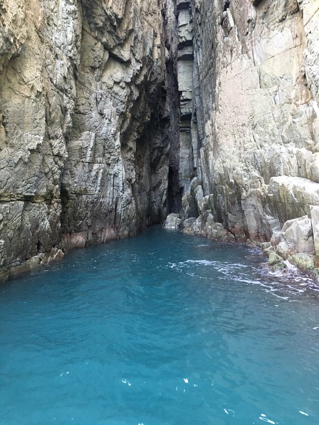 釜山で2泊3日の旅行。<br />2日目に巨済島までバスで日帰り旅。<br /><br />行きは釜山・沙上の西部バスターミナルから<br />巨済島のコヒョンバスターミナルへ。<br /><br />タクシーでトジャンポ遊覧船乗り場まで移動して<br />遊覧船で海金剛・青の洞窟を観光して外島上陸観光。<br />戻って、風の丘から神仙台を観光して釜山に帰ろうとしたら<br />タクシーは出払って車がない、バスも1時間以上ない上にバスセンターまで行くバスはないと!<br />泣きそうな状況であたふたしていたら、現地の人が親切に助けてくれ、近くの繁華街まで乗せてもらい無事釜山に戻りました。<br />
