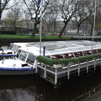アムステルダムを水面近くから見上げる運河クルーズ。たくさんのハウスボートや運河に架かる橋を渡る人々。いつもとは違う目線で観光を。