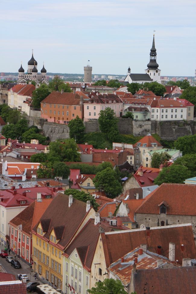　ヘルシンキは素敵な街だけど、北欧の物価はとにかく高い。長く滞在したいところだけれど、後ろ髪ひかれつつエストニアの首都タリンへ。<br />　フェリーで２時間ばかり、あっという間に到着です。<br />　タリン旧市街はほんとに小さくて、中世の雰囲気を残した素敵な街。とくに私が滞在した時期はお祭をやっていて、中世の服装をしたひとたちや、音楽があふれていて、よりその雰囲気を楽しむことができました。<br />　ヘルシンキから日帰りする方が多いようですが、お時間があればぜひ宿泊して中世の雰囲気に浸ることをおすすめします♪<br /><br /><br />以下、恒例（笑）の、滞在中にメモしてた日記もどきです。<br />つらつらと長いので、興味ない方は読み飛ばしちゃってください！<br /><br /><br />5/31 日<br /><br />　朝早く数人が出発するものの、日曜の朝はゆっくりする人が多い。通りに人も殆どいない。ホステル内で夜さわぐひとも居らず、静かでよかった。若者というより、落ち着いた大人の宿泊者が多かった印象。まだ夏休みには早いしね。<br />　ベッドリネンをはがしてバスケットに片ずけて。身支度して、９時半過ぎに出発。鍵は全て共用で、特にチェックアウトにレセプションに寄ることもない。そのままふらっと出るだけ。<br />　今朝もいい天気だけど、遠くにもくもくと大きな雲がたってる。明日は崩れるらしいからな。タリンも午後から雨予報。土砂降りじゃなきゃいいけど。<br />　リンダラインのチェックインは出発30分前からの予定。だけど、まだ船が来てない。予定時間を10分くらい過ぎて、ボーディング開始。チケットはプリントしなくてもよかったみたい。スマホやタブレットにバーコード保存してあればそれでOＫで、ゲートにもプリントしなくていいと書いてある。けど、ゲートに書いてあっても、予約時には何も表示されなかったからわざわざプリントしてきちゃった(´Д` )<br />　ともあれ、チケットとパスポートを見せて搭乗。いつもは赤い船体の高速艇だけど、現在一部整備にはいっているらしく、違う船で運行。高速艇ではないので、スピードも速くない。高速艇じゃないから安く…というわけには行かず、どの船、どの時間帯に乗っても料金は一緒。日帰りで行き来する人が多いから、朝イチは混むらしい。10:30発はガラガラ。おかげて荷物置き場も余裕♪(´ε｀ )<br />　出航すると、ヘルシンキの代表的なランドスケープ、大聖堂や市庁舎、ウスペンスキー聖堂などが見えてきれい。やがて世界遺産スオメリンナの横を抜け、バルト海へ。<br />　船も小さいし、けっこう揺れる。<br />　リンダラインのタリンの港は小さいし、雰囲気が微妙。周りには何もない。とりあえず人の波についていくと、ふとっちょマルガリータが見えてきたので旧市街へ。<br />　宿に荷物を置いて街の散策に出たけど、急激に気温が下がって、突然の雹。寒いよー(´Д` ) エストニアのひとだけじゃなくヨーロッパのひとは、ちょっとやそっとじゃカサ差さないひとが多いけど、さすがに雹は痛いから軒下に避難。わたしも城壁の門のかげに避難。<br />そのあとも晴れたり雨になったり、不安定。教会の雨樋に溜まった雹が下に溜まって冷たい。<br />　市庁舎近くの聖霊教会では、パイプオルガンのエキシビション。弾いてるところ間近で見られたり、すぐ近くて音がなるからすごい迫力。空気が振動してるのがわかる。しかしパイプオルガンがある教会は久しぶり。ロシア正教の教会は素晴らしいイコンやモザイクで埋め尽くされてるけど、基本は声楽だから楽器はない。<br />　市庁舎のある広場では、タリン・オールドデイのイベント中。中世の服装のひとが街をあるいてたり、お祭りムード。でも何度も雨降るし、残念。<br />ふらふらしてたら新市街のほうに出たので、宿で教えてもらったショッピングモールのスーパーへ。お惣菜とか、レディミールが充実♪(´ε｀ ) しかも高くない。ビールはヘルシンキの半額くらいだし、ロシアと同じくらい。宿代とか全般的なことを考えれば、やっぱり物価は安い。<br />　天気回復してたのに、またまち一転、雨。けど、ちょっと待つと雲が切れて青空。バスターミナルを見に行こうとしてたけど、途中でけっこうな雨(つД`)ノ しばらく待って、小降りなところで再開。旧市街がこちゃこちゃしてるせいか、方向感覚が狂う(´Д` )  ラディソン・ブルとスイソテル、ストックマンを過ぎて真っ直ぐ、やっぱりけっこうある。しかたない。場所が分かって良かった。そして帰り道、旧市街に差し掛かったくらいにまた雨。<br />　宿に戻ったら７時過ぎ。その後は天気良好。日は長いけど、腰も限界だし今日は終了。午後はめまぐるしい天気だった(´Д` ) 寒いし。<br />