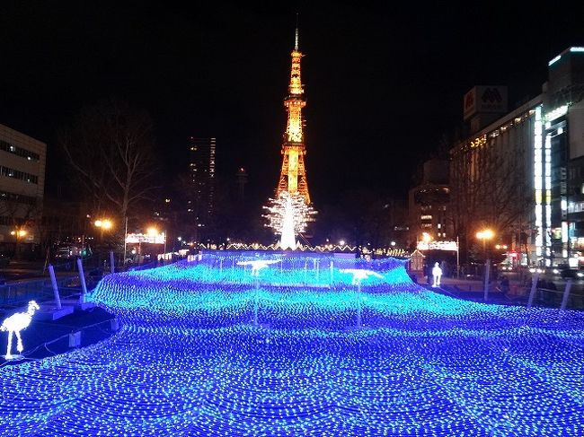 光煌めくクリスマスの札幌へ。<br />幻想的なホワイトイルミネーションとクリスマス市が開催中でした。<br /><br /><br />【旅程】<br /><br />初冬の北海道旅 さっぽろホワイトイルミネーション<br />→現在ココ<br /><br />初冬の北海道旅 ニセコ昆布温泉 鶴雅別荘 「杢の抄」宿泊記<br />→http://4travel.jp/travelogue/11096673