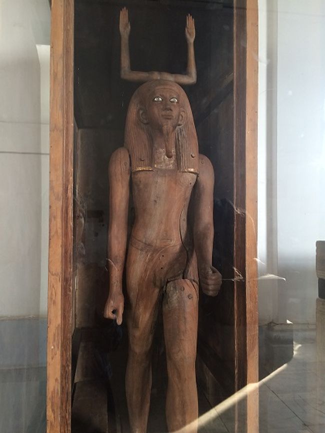 カイロよりこんにちは！<br /><br />本日のカイロは晴れ、最高気温17度・最低気温9度です。2日前から寒い日が続き、オフィスでもダウンコート着用です。当然日本の方が寒いと思いますが、室内はエジプトの方が寒いと･･･。<br /><br />気付いてみれば長くなってしまったエジプト考古学博物館の写真紹介。11回！というなんともハンパな回数で終了です。<br /><br />紀元前1760年頃、第13王朝のファラオ・ホルの像。目力と精霊（カー）を表す腕のヒエログリフを頭に乗せ、見る人に強烈な印象を残す。