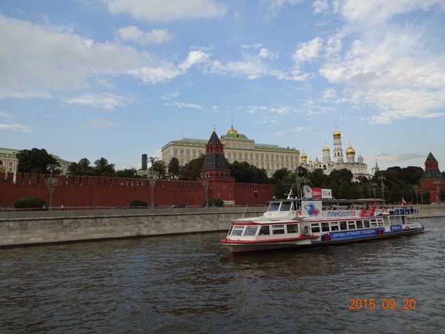 SWと絡め11日間の日程でロシアと北欧方面に行ってきました。<br />ロシアと言えば、学生のころ見た北方領土を監視する薄気味悪い巡視船の姿が浮かび、鉄のカーテンに包まれた謎深く怖い国「ソ連」というイメージがありました。<br />さらに地球の歩き方を読むと「バウチャー」「ビザ」「滞在登録」が必要など、個人旅行はまず不可能的な書きっぷり。おまけに英語が通じず難解なキリル文字の世界と、旅行しようとする気を阻む要素ばかりで今まで足が向かなかったのですが、世界三大美術館のひとつ「エルミタージュ美術館」に何としても行きたくなりwebで色々調べたところ、ビザ手続き等多少面倒なところはありますが、普通に個人旅行できることがわかりました。<br />そしていざ行ってみると、全く問題なく個人旅行ができ、エルミタージュをはじめ素晴らしい建築物・絵画、温かい人々、安いビールなどすべてが魅力的で、それまでの暗いイメージを一気に払拭するものでした。<br />他にも今回旅の中継点としたフィンランドのヘルシンキや、日帰りやトランジットで訪れたエストニアのタリン、デンマークのコペンハーゲンもまた短い滞在ではありましたが、バルト海という美しい海に面したこれまた美しく魅力的な都市にも足跡を残すことができ、今まで以上に充実した旅行となりました。<br /><br />日程は以下の通りです。<br /><br />1日目（9/18）成田発 ⇒ コペンハーゲン経由 ⇒ ヘルシンキ到着<br />2日目（9/19）ヘルシンキ発 ⇒ モスクワ到着　午後〜モスクワ市内観光<br />3日目（9/20）モスクワ市内観光<br />4日目（9/21）セルギエフポサード・モスクワ市内観光<br />5日目（9/22）モスクワ発 ⇒ サンクトペテルブルク到着　午後〜サンクト市内観光<br />6日目（9/23）サンクトペテルブルク市内観光<br />7日目（9/24）サンクトペテルブルク市内観光　夜〜サンクト発 ⇒ ヘルシンキ到着<br />8日目（9/25）タリン日帰り観光<br />9日目（9/26）ヘルシンキ市内観光<br />10日目（9/27）ヘルシンキ発 ⇒ コペンハーゲントランジット観光 ⇒ 帰国<br /><br />今回は３日目?です。<br />