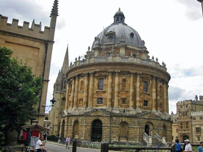 ロンドンからバスツアーでオックスフォードへ<br /><br />オックスフォード・ケンブリッジ<br />世界有数の学問の都であるオックスフォード。ハリーポッターなどの映画の舞台ともなったクライスト・チャーチ・カレッジやボドリアン図書館など見どころ満載！オックスフォードと並んで有名な大学のひとつであるケンブリッジを同時に訪れるました。<br />