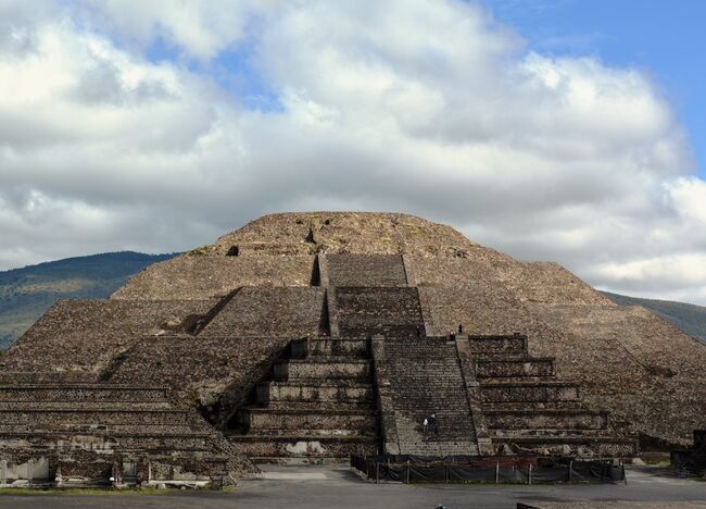 早朝、地下鉄に乗り、バスターミナルを目指す。<br /><br />目指すは世界遺産の『テオティワカン』。<br /><br /><br /><br />昨年出会ったＮちゃんが勧めた「登れるピラミッド」だ。<br />エジプトのピラミッドは、登頂出来ない。<br />ココも、いつ禁止になるか解らない。<br /><br />ならば「今のうちに行っちゃえ！」と言うことで、早起きした。<br />