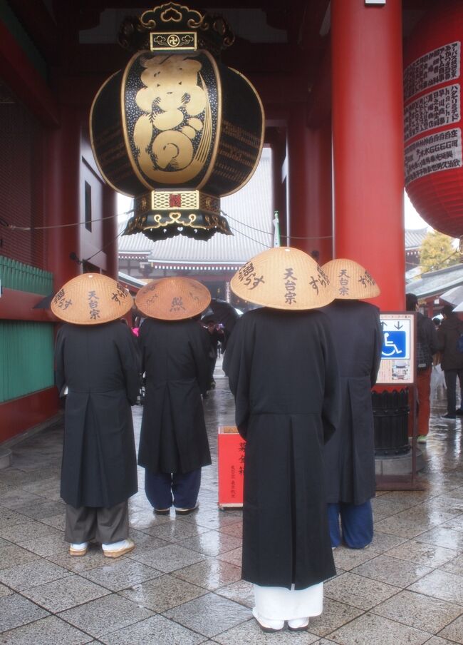 今更ですが、皆様明けましておめでとうございます。<br />あっちゃこっちゃと遊び回っていて<br />記事にしたい事はたくさんあるのですが<br />年末年始に何度か行った浅草を<br />ちょいとまとめてみたいと思います。<br />宜しければおつきあいを。