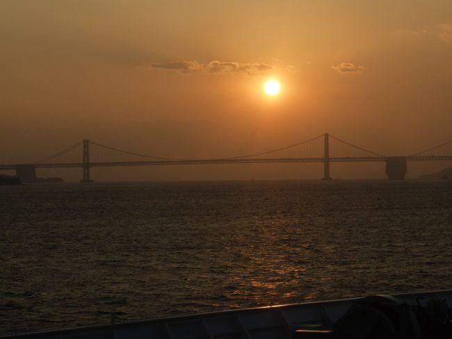 上海行きのフェリー「蘇州号」に、大阪港国際フェリーターミナルから乗船。上海港着まで。写真は、４つある大橋の一つ、瀬戸大橋。逆光側(東側）から。順光側からとは、全く異なる。<br /><br />本報は乗艦から、瀬戸内海、東シナ海、長江を経て、上海港着岸までを記す。<br />定員２７０人のうち、乗客は４０人程度。日中半々。同じ船の客として一体感も。<br /><br />全体行程<br />２０１５年１２月２４日　自宅出発、リニア館、近鉄しまかぜ乗車、あべの　　　　ハルカス、前泊<br />１２月２５日、乗艦、瀬戸内海を航行<br />１２月２６日、東シナ海を航行<br />１２月２７日、上海港に着く。ＬＲＴに乗車。四川変顔のショーを市内で見る。<br />１２月２８日、上海虹? 駅から、中国新幹線で無錫へ日帰り旅行。<br />１２月２９日、リニアにて上海浦??空港へ行き、春秋航空機で、茨城空港へ帰国。<br /><br /> 