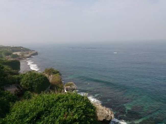 小琉球の海岸線の総延長は12km。<br />歩いて2時間、車やバイクなら10〜15分もあれば一周できてしまう小さな島です。<br /><br />冬でも気温は20℃前後。<br />近年はマリンスポーツなどを楽しめるリゾート地として注目を集めているそうで、所々にお洒落な外観の民宿も目にしました。<br /><br />今回の小琉球で原付デビューを果たし、今後の移動手段の選択肢も増えました。<br />バイク天国・台湾の市街地ではとても走れたもんじゃありませんが、交通の便が悪い郊外の観光ではドンドン利用していこうと思います。