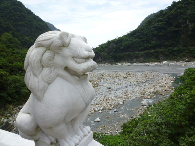 花蓮・礁渓・宣蘭の旅②<br /><br />花蓮旅行:太魯閣・立川漁場・瑞穂温泉 5/2-3<br /><br />朝、家の周りを散策。自然がいっぱい。近所の明昇と言うところで朝食。水煎包を食べました。支払いは自己申告。素晴らしいシステムです。<br /><br />太魯閣へ。太魯閣は台湾を代表する景勝地で、山岳地帯が国家公園に指定されています。太魯閣国家公園遊客中心(旅行センター)に立ち寄って、見学をしました。太魯閣は少しだけ堪能。<br /><br />ノビル(野蒜)を見つけて購入。途中、「花蓮郭火腿」というハムのお店へ入り試食。<br /><br />黄金蜆の立川漁場に寄り、観光と食事をしました。勿論、名物の黄金蜆もいただきました。<br /><br />謝さんの叔父さんが経営する「虎爺温泉会館」で温泉に入りました。小父さんは日本語が上手でした。<br /><br />「花蓮観光糖廠」へ。ここにも謝さんの小父さんいらしゃいました。小豆入りアイスクリーム頂きました。日本式家屋など見所あります。<br /><br />その後、竹炭の工房「讃炭工房」を訪ねました。ご主人は日本語上手。<br /><br />謝さんの家へ戻り、夕食。今夜は昨日、漁港で買った魚を謝さん夫妻の手料理を頂きました。美味かったです。愛犬マニーに異常に懐かれた。皆で日本映画「送り人」も見ました。就寝。謝さんのいい人ですが、奥さんの余さんもいい人です。 <br /><br />翌日、朝食は近くで名物のワンタンをいただく。<br /><br />土産物屋「宗泰食品の阿美麻署」に立ち寄りました。<br />友人らはどこへ行っても買い物をしていました。<br /><br />花蓮遠雄悦来大飯店(FargloryHotel)で花蓮の海と自然の景色を楽しみました。<br /><br />謝さんに見送られて、北埔から礁渓までの列車に乗ります。謝さんは、いつまでも見送ってくれました。
