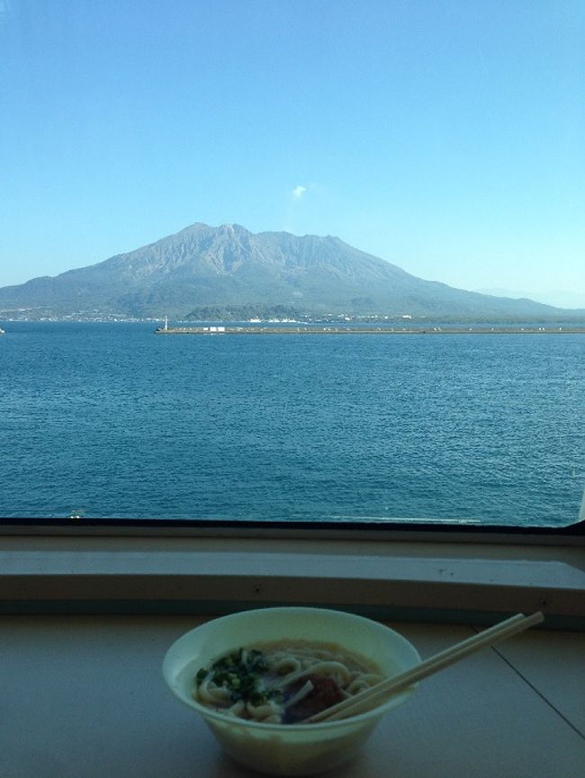 航行時間わずか15分の桜島フェリー。<br />その船内でなんとうどんを提供しているというではありませんか！<br />海とうどんだけでも最強なのに、更に今回は桜島も加わる最強コラボ！<br />朝からとんこつラーメン～さつま揚げ～コーヒー2杯からの～うどん完食。