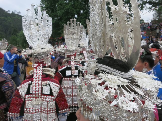 　「ミャオ族・トン族の里めぐりと春の恋愛祭り　姉妹飯節見学」のツアーに参加。<br />　「姉妹飯節」は、旧暦の3月14日、15日に行われるミャオ族の恋愛のお祭り。娘たちが結婚相手を探すため、もち米に色を付けて若者たちを呼び寄せたことが始まり。水牛の角を模した銀色の冠を被り、銀飾りを身につけた盛装で踊りを披露する。<br /><br />4月29日　北京で乗り換え、西安経由で桂林へ。<br />4月30日　龍勝棚田を訪れた後、トン族の三江で風雨橋の見学や百家宴を楽しむ。。<br />5月1日　地坪の風雨橋を見学後、トン族最大の村、肇興の観光。<br />5月2日　黎平の翹街を散策後、黄崗村を観光。榕江へ。<br />5月3日　車江村の鼓楼を見学後、ミャオ族の大塘村の散策と水上倉庫見学。水電村で芦笙作りを見学した後、凱里に到着。<br />5月4日　終日、凱里郊外の施洞で「姉妹飯節」を見学。<br />5月5日　長距離移動日。途中、長角ミャオ族の六枝特区を観光後、貴陽へ。<br />5月6日　空路で北京へ。着後、乗り換え帰国。