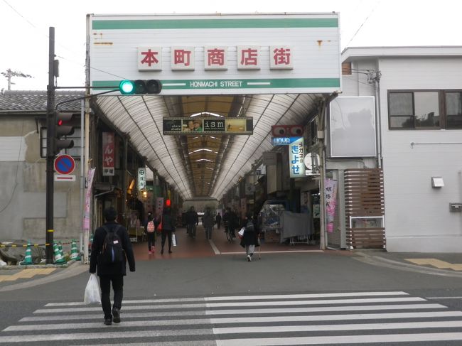 JR姫路駅前から世界文化遺産姫路城・好古園の間を歩きました、山陽本線、播但線、姫新線、山陽新幹線が通る主要駅である姫路駅構内にある姫路市観光案内所へ、案内所で市内の観光パンフレットをもらってから山陽電鉄の山陽姫路駅がある山陽百貨店を覗いてから駅前からのアーケード街へ、入口が駅前にあるみゆき通り商店街の中を歩いて本町商店街を抜けて大手前公園に、ここから世界文化遺産・国宝の姫路城と好古園の見物をしました。<br /><br />見物・散策後はお土産街がある家老屋敷跡公園を散策して大手前通りを歩いて百貨店のヤマトヤシキを外側から見て、通り沿いにあるえきそばで食事をして再び彫刻が並ぶ大手前通りを歩いて姫路駅に戻りました、駅構内にあるおみやげ館を見てから姫路駅から京都に向かいました。