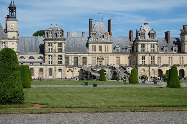 2015年　春の旅行は、USからヨーロッパへ変更です。<br />フランス北部を3週間かけて　回ります。<br />オルレアンからシャルトル経由で、フォンテーヌブローに来ました。　パリ郊外なので、何か戻ってきた、という感じです。<br />ここでは、世界遺産のフォンテーヌブロー宮殿と庭園があります。<br />近郊にはバルビゾンとプロヴァンがあり、翌日日帰りで、訪れます。<br />フォンテンブローでは、先日BS　TVで紹介されていた、アイグル・ノアールという、古いホテルに宿泊でした。<br />