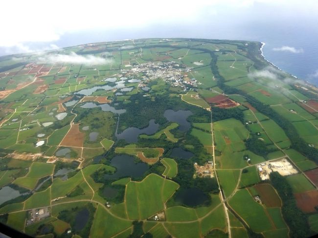 南大東島は那覇から東へ360㎞に浮かぶ小島で，普通の人には，台風情報で名前を聞いたことがあるって程度でしょう<br />わたしも，大東そばや大東すしくらいしか聞いたことありませんでした…<br /><br />行く前は「大した見どころはないだろうから，さっと見物してくるかーぁ」と軽い気持ちでしたが，行ってみてビックリ！ダイナミックな地形・人情・興味深い歴史・美味しいサカナなどなど魅力あふれる島でした<br /><br />約100年前までは無人島だったんですが，八丈島からの開拓団が移り住んできたそうで，八丈島の文化が残っているせいか，沖縄県なのに，沖縄っぽくないところがある不思議な島です<br /><br />【行程】<br />◇0日目 金曜夜，那覇入り<br />◆1日目 那覇発9:35-RAC（琉球エアコミューター）861便-南大東10:40<br />『ホテルよしざと』にチェックインして昼食後，島内めぐり（大東神社→バリバリ岩→北港→南大東漁港→星野洞→亀池港→集落）      <br /><br />◇2日目 気象台のバルーン打ち上げ→シュガートレイン・集落の散歩→塩谷海岸→日の丸展望台→海軍棒プール→レール跡→秋葉神社→池→旧空港→ビジターセンター→大東神社<br />南大東16:00発-RAC868便-17:15那覇着→帰京<br />2日目の旅行記［後編］http://4travel.jp/travelogue/11097665<br /><br />※北大東島の旅行記<br />https://4travel.jp/travelogue/11116209