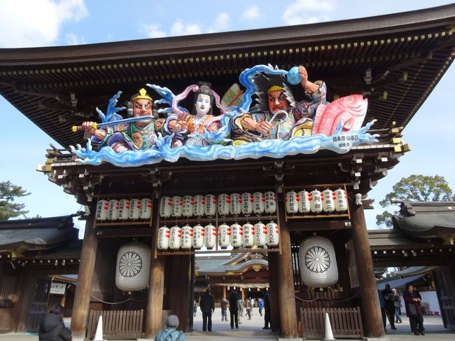 相模国の一之宮に称される寒川神社に初めて参拝しました。<br /><br />寒川神社はおよそ1500年の歴史があり、古くより関八州の守り神として、また江戸の正裏鬼門を守るお社として、そして全国唯一の方位除・八方除の守護神として多くの武家や民衆に信仰されてきました。<br />すべての災いを取り除き平穏な生活をもたらす神様として今も多くの参拝者が訪れます。<br />毎年お正月には迎春ねぶたが神門に掲げられ参拝する人を迎えてくれます。