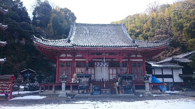 朝、カーテンを開けると、こちらでは珍しく、雪が積もっていたので、「明王院の雪の風景を見てみたい！」と、思い、１人でぶらりと行ってみました☆<br /><br /><br />明王院は、平安時代807年（大同2年），弘法大師によって開基されました。<br />本堂と五重塔は国宝に指定されています。<br /><br />中国観音霊場第八番、百八観音霊場第十番、山陽花の寺霊場第十八番、備後西国、福山西国各々第一番の札所です。<br /><br />