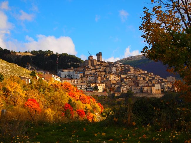 2015年の秋、アブルッツォ州を中心にレンタカーで周遊した。<br /><br />カステル・デル・モンテ(Castel del Monte)AQ<br />この村は、カンポ・インペラトーレ観光の東の玄関口にあたる。<br /><br />余談になるが、カステル・デル・モンテというえば、プーリア州にある同名のお城の方が日本では有名だが、グーグルの旧バージョンで地図検索するとアクイラ県のこの村が出てきていた。<br /><br />新ヴァージョンでは、プーリア州のお城が出て来るので、Castel del Monteの後に AQ(アクイラ県の略)を入れなければならなくなった。<br /><br /><br /><br />