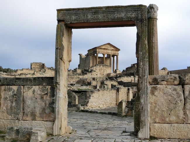 「ドゥッガ考古遺跡」は「チュニジア北部」にある「ローマ時代の遺跡」です。<br /><br />「ドゥッガ」は「紀元前２世紀」に「ベルベル人」の「ヌミディア王マシニッサ」がこの地を支配しましたが「紀元前２世紀後半」には「ローマ人」が占領し「支配下」としました。<br /><br />「ドゥッガ考古遺跡」は「１９９７年」に「ドゥッガ」として「世界遺産」に登録されています。