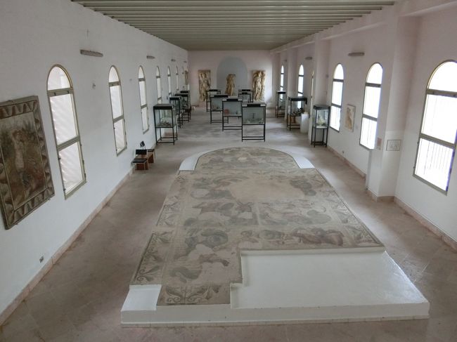 「カルタゴ遺跡」は「チュニス郊外」にある「テュロスの女王ディードー」が「紀元前８１４年（チュニジア政府説）」に建設したとされる「ローマ軍」との「ポエニ戦争」が有名な「古代都市国家の遺構」です。<br /><br />「カルタゴ博物館」は「カルタゴ遺跡」の「ビュルサの丘」に隣接しています。<br /><br />「カルタゴ遺跡」は「１９７９年」に「カルタゴ遺跡」として「世界遺産」に登録されています。